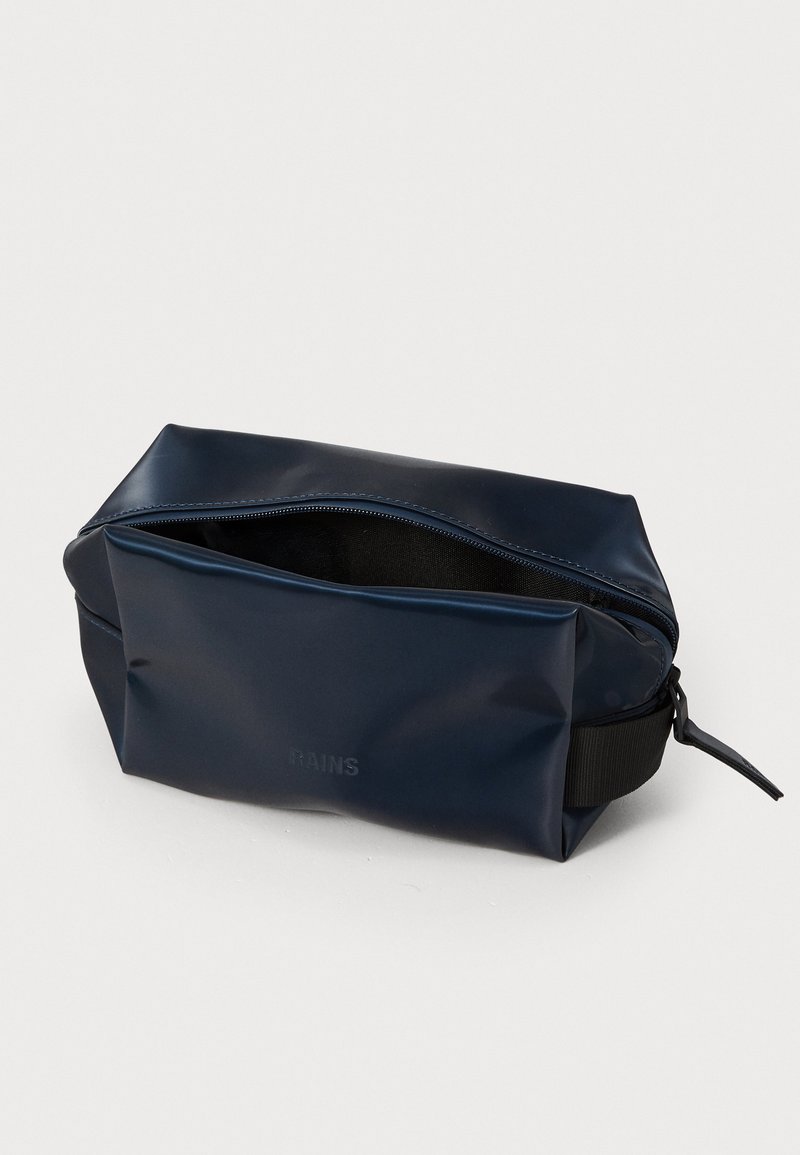 Borsa cosmetica blu navy realizzata in materiale impermeabile, con una superficie liscia, chiusura a zip e fodera interna in tessuto nero.
