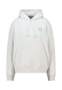 Sudadera con capucha gris hecha de tela suave, con bolsillo frontal, capucha con cordón y detalle de logo circular en el pecho.