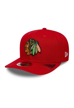 Rote eng anliegende Kappe mit dem aufgestickten Chicago Blackhawks Native American Logo vorne und dem New Era Logo an der Seite.