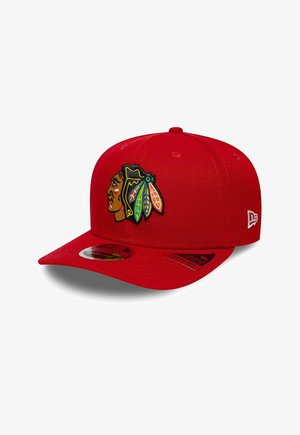 Rote eng anliegende Kappe mit dem aufgestickten Chicago Blackhawks Native American Logo vorne und dem New Era Logo an der Seite.