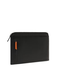 Schwarze Ledermappe für Laptops mit glatter Textur, einem Reißverschluss und einem orangefarbenen Akzenttag an der Seite. Minimalistisches Design mit Logodetail.