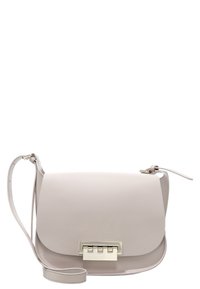 Borsa a tracolla in pelle rosa chiaro con design a pattina, finiture in metallo argentato e tracolla regolabile. Texture liscia e forma minimalista.