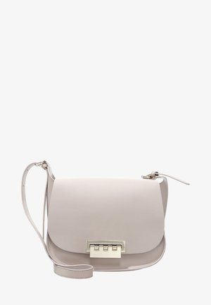 Jasnoróżowa skórzana torba crossbody z klapką, z hardwarem w kolorze srebrnym i regulowanym paskiem. Gładka faktura i minimalistyczny kształt.