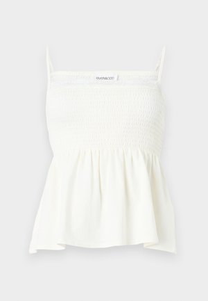 Hvit ermeløs topp med smocket liv, tynne stropper og en videt kant, merket "Even&Odd" på brystet.