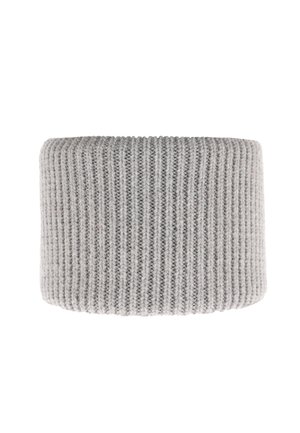 Grijze gebreide beanie met een zachte, gestructureerde afwerking; heeft een brede geribbelde vorm, die uniforme lijnen en een cilindervorm toont.