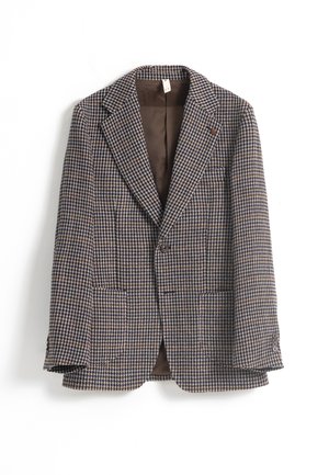 Blazer a cuadros marrón y azul marino con solapas de pico, dos bolsillos delanteros y forro interior marrón. Cuenta con cierre de botones y tela texturizada.
