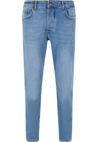 Pantalones vaqueros de mezclilla azul claro con corte slim, que cuentan con cinco bolsillos, cierre de botón y detalles de desvanecimiento sutiles para dar textura.
