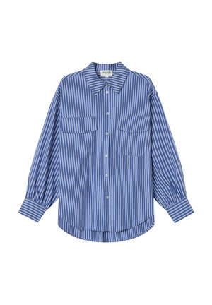 Chemise rayée bleue avec fermeture à boutons, deux poches poitrine et manches longues bouffantes. Le tissu semble lisse avec une finition nette.
