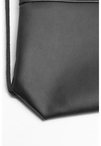 Schwarze Handtasche aus Kunstleder im Crossbody-Format mit strukturierter Oberfläche, flachem Design und einem langen, geflochtenen Schulterriemen. Abgerundete Ecken und glatte Kanten.