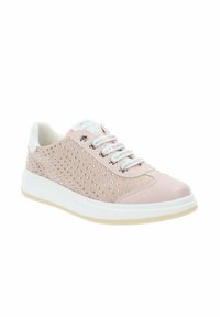 Sneaker rosa con dettagli borchiati, punta liscia, lacci bianchi e suola bianca a contrasto. Parte superiore texturizzata e fodera in tessuto traspirante.