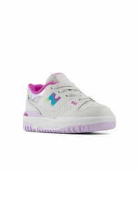Basket blanche avec des accents violets, langue en maille texturée, côtés perforés et logo irisé. Dispose d'une semelle rembourrée pour le confort.