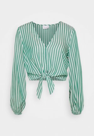 Gestreifte grüne und weiße kurze Bluse mit langen Ärmeln, Krawatten-Frontdetail und V-Ausschnitt, aus einem leichten Stoff gefertigt.