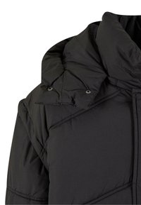 Schwarze Puffy-Jacke mit hohem Kragen, ausgestattet mit gesteppten Mustern, Druckknopf-Details und einer glatten synthetischen Textur.