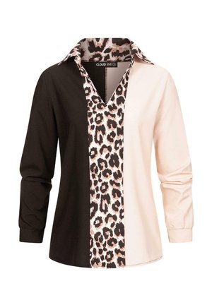 Cămașă cu butoni, care prezintă trei secțiuni verticale: negru solid, piersică deschisă solidă și un imprimeu cu jaguar. Mâneci lungi și guler.