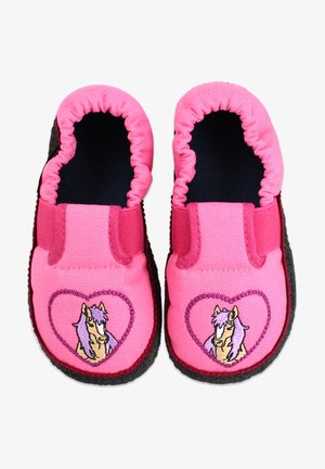 Rosa Leinenschlupfschuhe mit elastischen Oberteilen, schwarzen Sohlen und einem Pferdedesign in einem Herz auf jedem Schuh. Weicher Stoff, lässiger Stil.