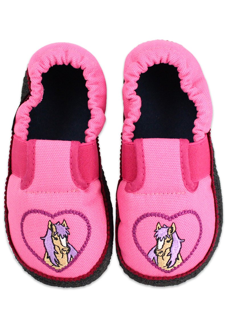 Rosa Leinenschlupfschuhe mit elastischen Oberteilen, schwarzen Sohlen und einem Pferdedesign in einem Herz auf jedem Schuh. Weicher Stoff, lässiger Stil.