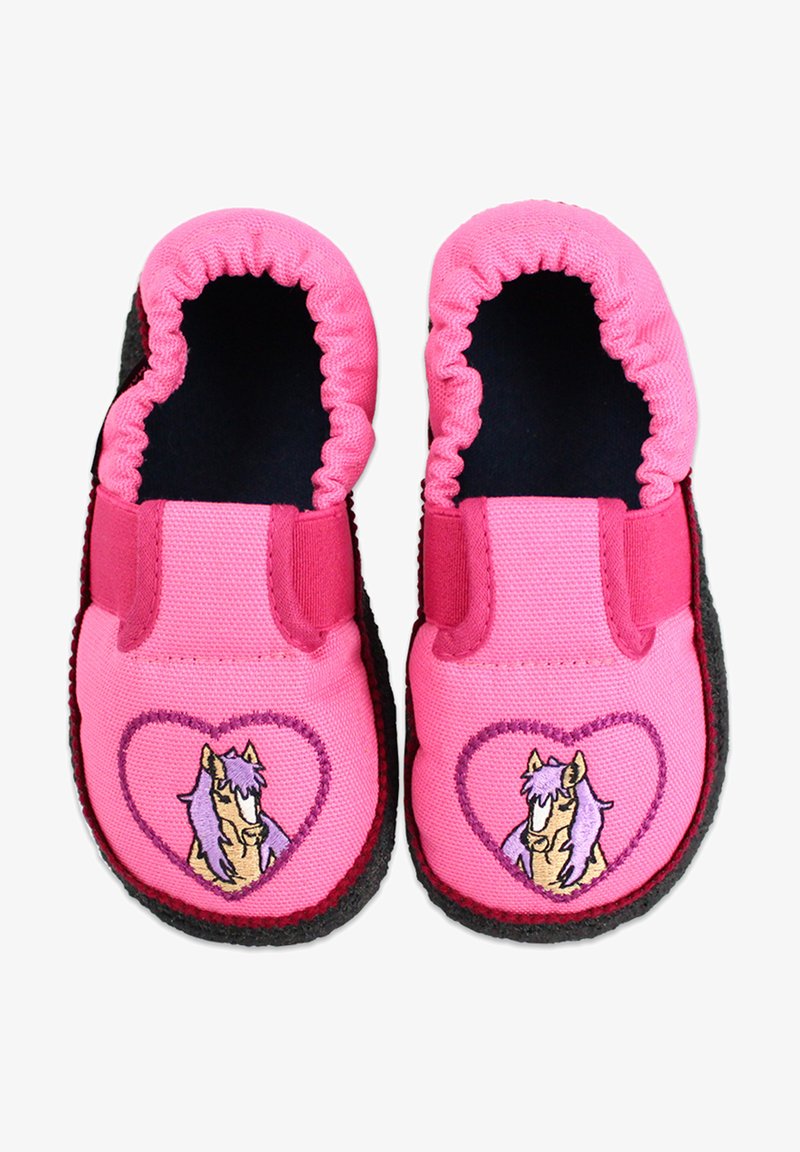 Rosa Leinenschlupfschuhe mit elastischen Oberteilen, schwarzen Sohlen und einem Pferdedesign in einem Herz auf jedem Schuh. Weicher Stoff, lässiger Stil.