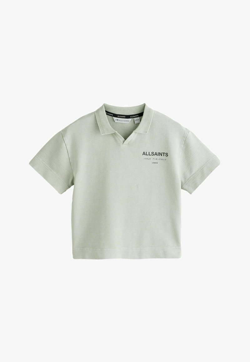 Svetlozelené polo tričko s krátkym rukávom a výstrihom do V, jemnou textúrou a čiernym logom "ALLSAINTS" potlačeným na ľavej strane hrudníka.