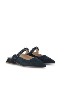Scarpe slingback in suede blu navy con punta affusolata, decorate con una fascia di perline e un tacco basso a blocco. Texture liscia e design strutturato.