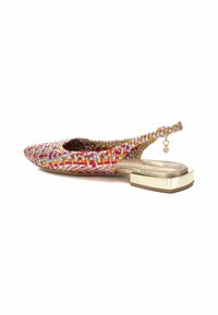 Zapatos slingback de tela tejida con patrón multicolor, tacón y acentos en oro metálico, y diseño de punta abierta. Estilo de tacón plano y cuadrado.