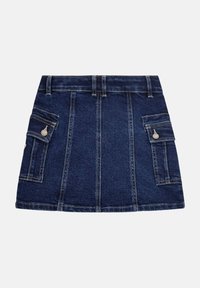 Jupe en denim bleu foncé avec une taille ajustée, deux poches latérales et un design structuré mettant en avant des coutures verticales et un bord ourlé.