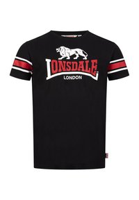 T-shirt in cotone nero a maniche corte, con logo di un leone bianco e testo "Lonsdale London" in rosso. Strisce rosse e bianche sulle maniche.