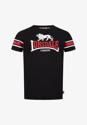 Mustat puuvillaiset t-paidat lyhyillä hihoilla, joissa on valkoinen leijonalogo ja punainen "Lonsdale London" -teksti. Hihoissa punaiset ja valkoiset raidat.
