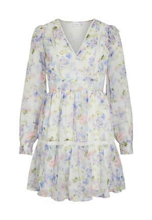 Robe longue blanche à manches longues avec imprimé floral pastel bleu, rose et vert, encolure en V, bordures en dentelle, poignets élastiques et jupe à volants.