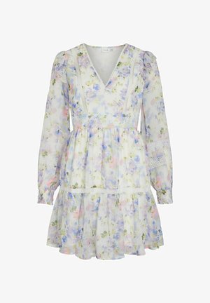 Robe longue blanche à manches longues avec imprimé floral pastel bleu, rose et vert, encolure en V, bordures en dentelle, poignets élastiques et jupe à volants.