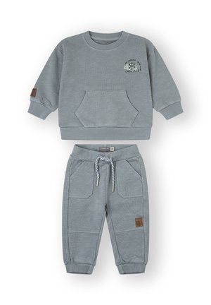 Conjunto de sudadera y pantalones de chándal gris de dos piezas para niños, con bolsillos frontales, puños acanalados y un pequeño emblema de temática invernal en el pecho.