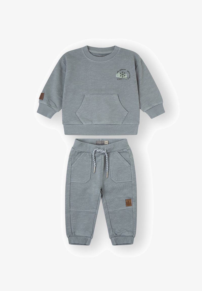 Conjunto de sudadera y pantalones de chándal gris de dos piezas para niños, con bolsillos frontales, puños acanalados y un pequeño emblema de temática invernal en el pecho.