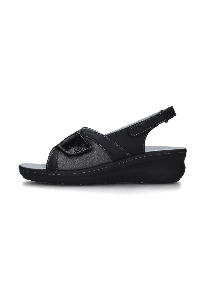 Sandali slingback neri realizzati in materiali sintetici testurizzati con una larga fascia e un tacco a cuneo, caratterizzati da dettagli di cucitura a contrasto.