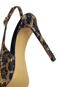 Leopardenmuster High-Heel-Schuh mit einem schwarzen Lackriemen, verziert mit schwarzen und goldenen Strasssteinen, ausgestattet mit einem schlanken Stiletto-Absatz.