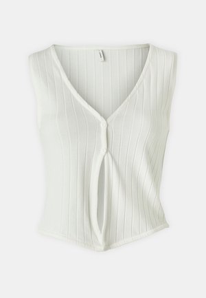 Top bianco senza maniche con scollatura a V, caratterizzato da costine verticali, chiusura con bottoni e dettaglio con spacco frontale. Tessuto liscio e elasticizzato.