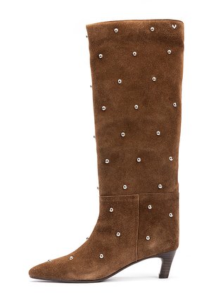 Bota marrón de ante hasta la mitad de la pantorrilla con tachuelas redondas plateadas dispersas por la superficie y un tacón bajo apilado.