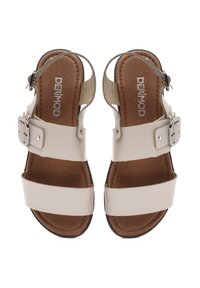 Sandali beige con due cinturini spessi e una soletta marrone a contrasto. Presentano una chiusura con fibbia e uno sfondo testurizzato. Logo del marchio visibile.
