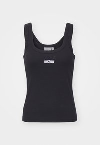 Svart ribbad linne med breda axelremmar och en liten vit broderad logotyp centrerad på bröstet.