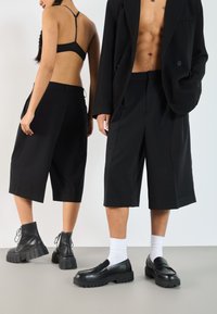YOURTURN - SUMMERISH SUIT TROUSERS UNISEX - Šortai - black Miniatiūros vaizdas 1