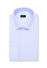 Chemise habillée pour hommes de couleur bleu clair avec col italien et poignets boutonnés, soigneusement pliée et présentée sur un fond blanc.