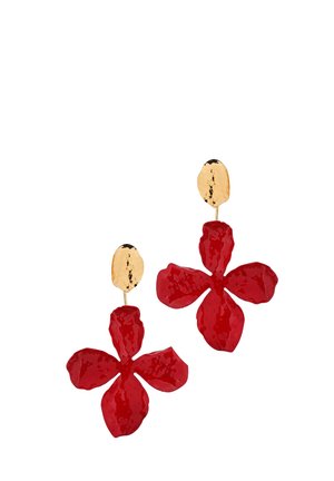Piros virág alakú fülbevalók texturált felülettel; arany tónusú fém alkatrészekkel, sima, ovális tetejű szárú rögzítéssel.