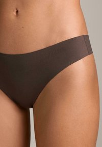 Brauner Bikini-Slip mit glatter Textur und niedrigem Taillenschnitt. Verfügt über einen minimalen Bund und nahtlose Seiten für einen eleganten Look.