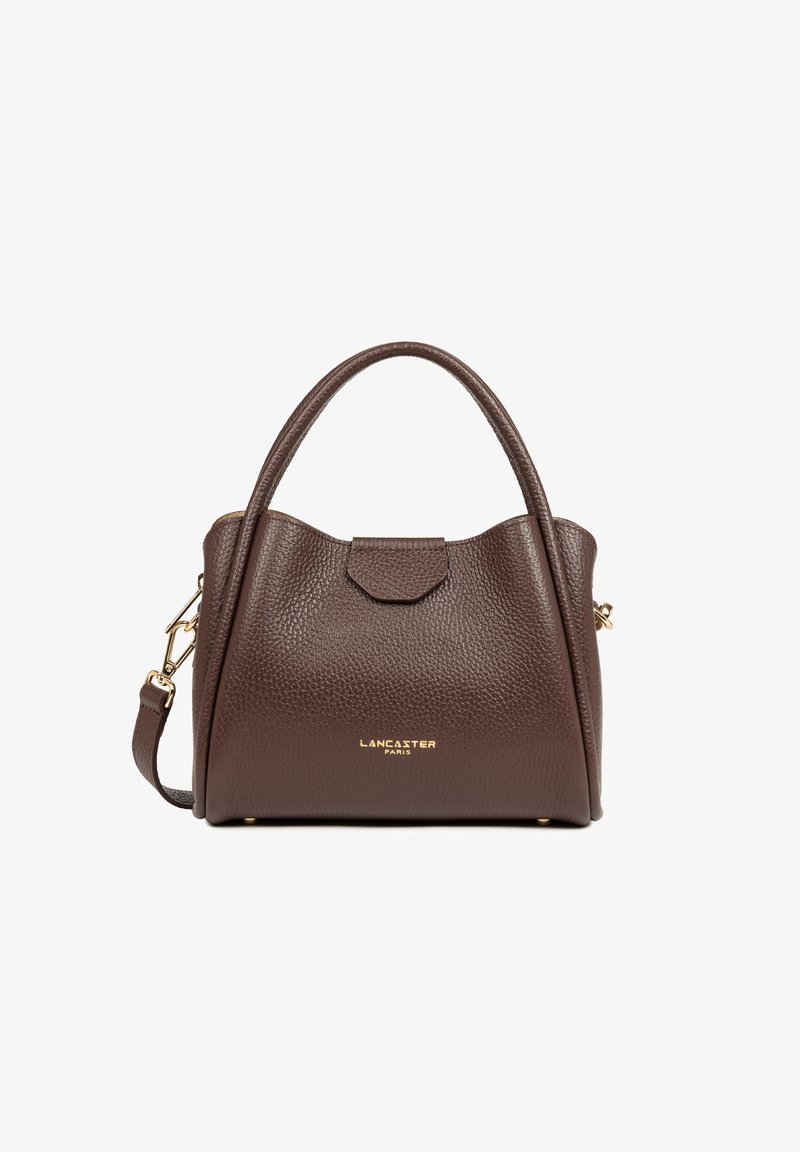 Sac à main en cuir marron avec une forme structurée, double poignées et bandoulière amovible. Affiche la marque en doré "Lancaster Paris".