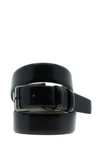 Zwarte leren riem met een glanzende afwerking, voorzien van een zilverkleurige metalen gesp en meerdere gaten voor verstelling, opgerold voor display.