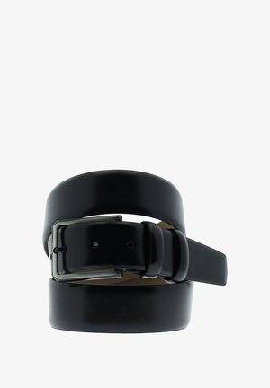 Zwarte leren riem met een glanzende afwerking, voorzien van een zilverkleurige metalen gesp en meerdere gaten voor verstelling, opgerold voor display.