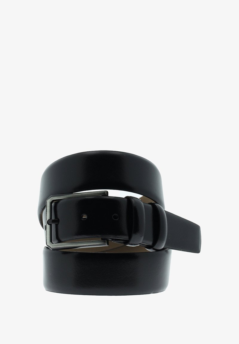 Zwarte leren riem met een glanzende afwerking, voorzien van een zilverkleurige metalen gesp en meerdere gaten voor verstelling, opgerold voor display.