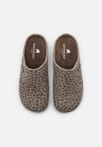 Chaussons en laine imprimés léopard marron avec une texture douce, design à dos ouvert et doublure intérieure marron. Présente un logo sur la semelle intérieure.