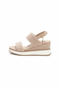Sandalo con zeppa beige, realizzato con tessuto intrecciato e cinturini in suede morbido. Presenta una suola in gomma bianca e una cinghia alla caviglia regolabile con fibbia.