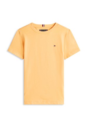 Sárga rövid ujjú, kerek nyakú póló kis Tommy Hilfiger zászló logóval a bal mellrészen és csíkos belső nyakcímkével.