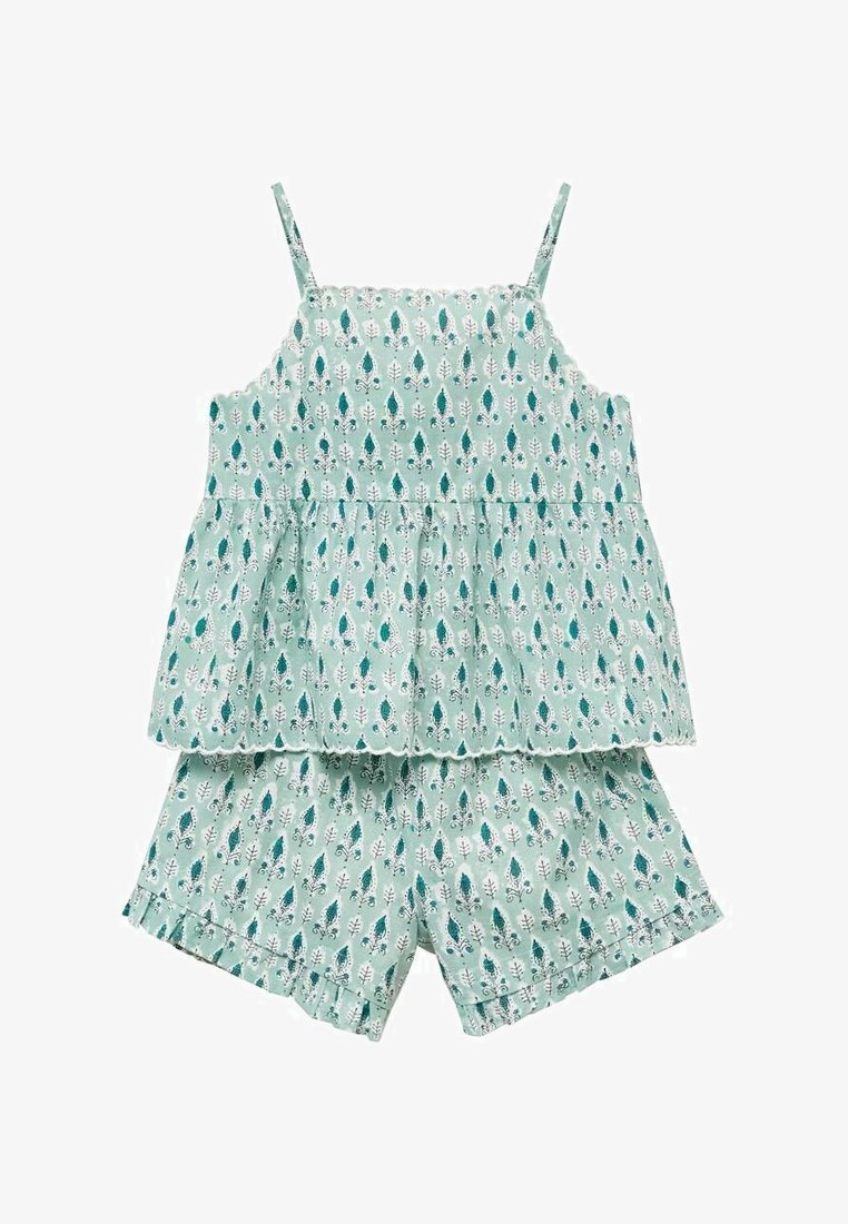 Svetlozelený dvojdielny outfit s bezrukávovým topom s vrstveným dizajnom a vzorovanými šortkami, oba ozdobené motívmi listov.