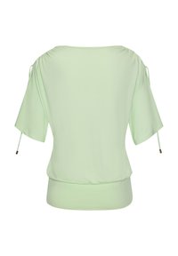 Hellgrüne Bluse mit weiten Ärmeln, gerafften Details an den Schultern und einer enganliegenden Taille. Hergestellt aus weichem, dehnbarem Stoff.